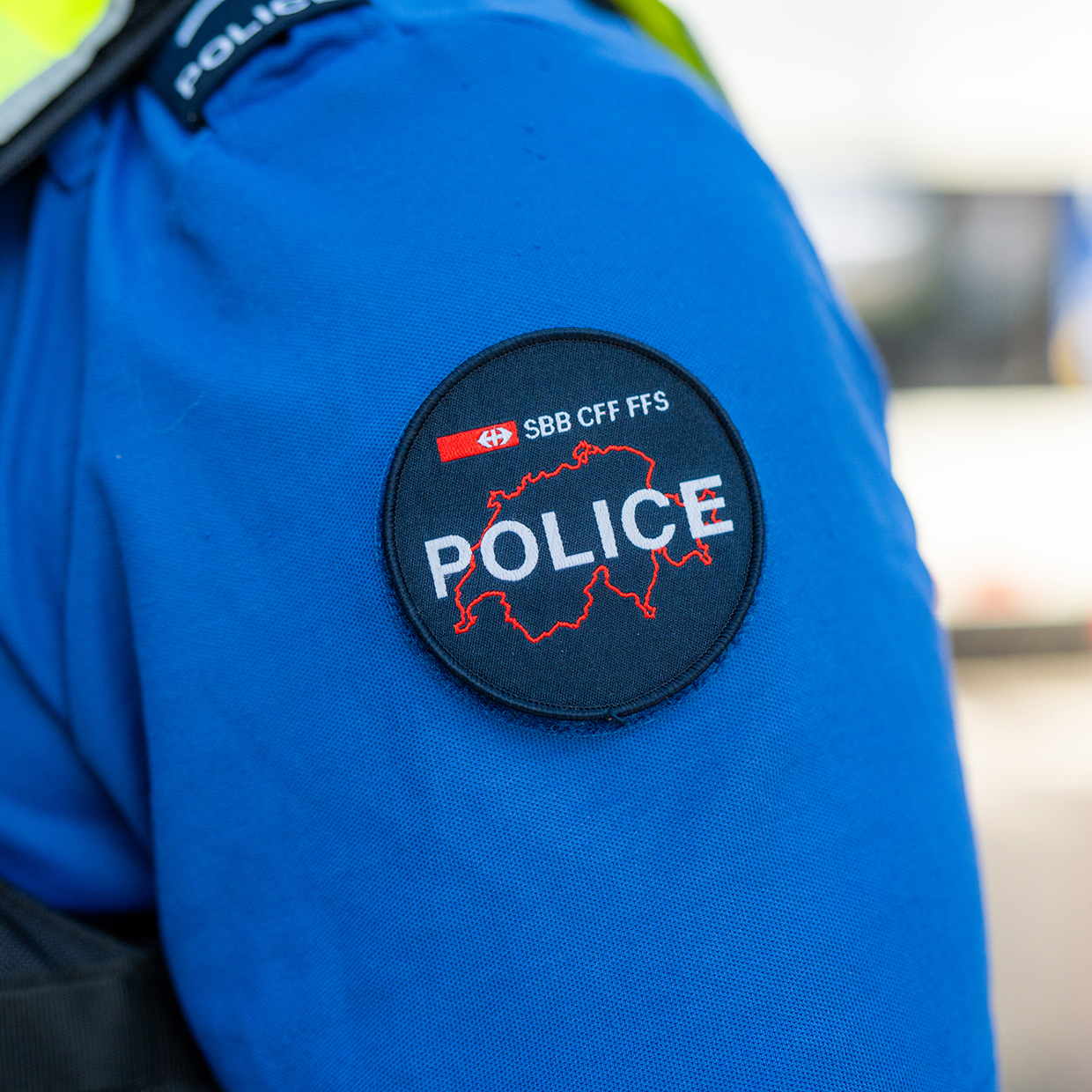 Ein Abzeichen der SBB-Transportpolizei auf der Schulter eines Polizisten